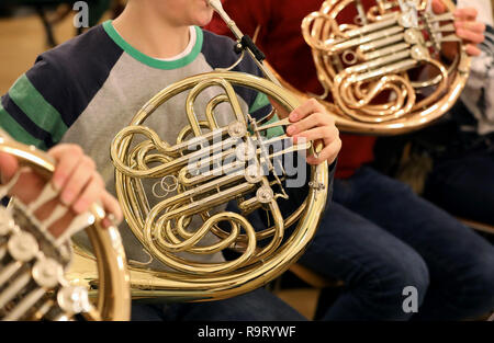 Schwerin, Deutschland. 19 Dez, 2018. Der Schweriner Jugend Symphonie Orchester hat für ein Chaos Test versammelt: Das Orchester mit über 60 Mädchen und Jungen zwischen 12 und 19 spielt Stücke für ein neues Programm für das erste Mal im Alter. Schätzungen zufolge mehr als 150.000 Kinder spielen in Deutschland rund 5.000 Kinder- und Jugendorchester. Sie reichen von einfachen Spielen Kreisen zu vollständigen Symphonieorchester. Quelle: Bernd Wüstneck/dpa/Alamy leben Nachrichten Stockfoto