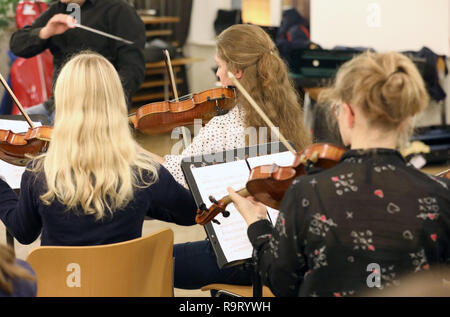 Schwerin, Deutschland. 19 Dez, 2018. Der Schweriner Jugend Symphonie Orchester hat für ein Chaos Test versammelt: Das Orchester mit über 60 Mädchen und Jungen zwischen 12 und 19 spielt Stücke für ein neues Programm für das erste Mal im Alter. Schätzungen zufolge mehr als 150.000 Kinder spielen in Deutschland rund 5.000 Kinder- und Jugendorchester. Sie reichen von einfachen Spielen Kreisen zu vollständigen Symphonieorchester. Quelle: Bernd Wüstneck/dpa/Alamy leben Nachrichten Stockfoto