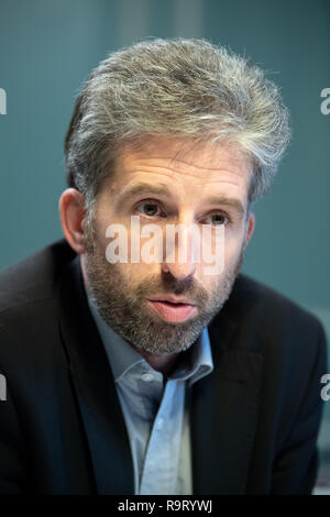 26. November 2018, Baden-Württemberg, Tübingen: Boris Palmer (Bündnis 90/Die Grünen), Oberbürgermeister von Tübingen, spricht in einem Interview. Foto: Sebastian Gollnow/dpa Stockfoto