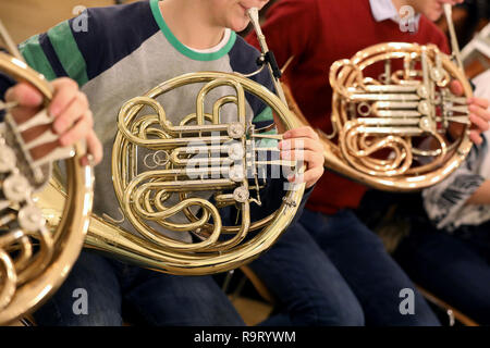 Schwerin, Deutschland. 19 Dez, 2018. Der Schweriner Jugend Symphonie Orchester hat für ein Chaos Test versammelt: Das Orchester mit über 60 Mädchen und Jungen zwischen 12 und 19 spielt Stücke für ein neues Programm für das erste Mal im Alter. Schätzungen zufolge mehr als 150.000 Kinder spielen in Deutschland rund 5.000 Kinder- und Jugendorchester. Sie reichen von einfachen Spielen Kreisen zu vollständigen Symphonieorchester. Quelle: Bernd Wüstneck/dpa/Alamy leben Nachrichten Stockfoto