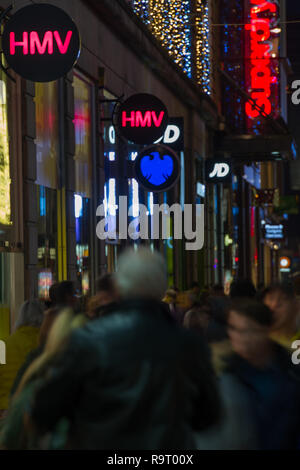 Glasgow, UK. 28. Dezember 2018. "Ein anderer beißt den Staub". Es ist ironisch, dass Einzelhandelskette HMV verwendet Queens Nr.1-Hit in den massiven Zahlen zu verkaufen. Jetzt die Gezeiten haben gedreht und die Schrift an der Wand, wie bestätigt wurde, HMV ist in Administratoren nach durch "zerschlagen werden extrem schwach" das Weihnachtsgeschäft auf der High Street und ein Einbruch der Nachfrage für CDs und DVDs. Dadurch wird das zweite Mal in sechs Jahren, dass die einzelhandelskette hat in Administratoren setzen fast 2200 Arbeitsplätze in Gefahr. HMV Argyle Street, Glasgow. Credit: Colin Fisher/Alamy leben Nachrichten Stockfoto