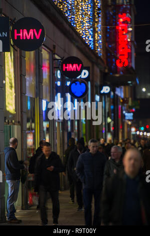 Glasgow, UK. 28. Dezember 2018. "Ein anderer beißt den Staub". Es ist ironisch, dass Einzelhandelskette HMV verwendet Queens Nr.1-Hit in den massiven Zahlen zu verkaufen. Jetzt die Gezeiten haben gedreht und die Schrift an der Wand, wie bestätigt wurde, HMV ist in Administratoren nach durch "zerschlagen werden extrem schwach" das Weihnachtsgeschäft auf der High Street und ein Einbruch der Nachfrage für CDs und DVDs. Dadurch wird das zweite Mal in sechs Jahren, dass die einzelhandelskette hat in Administratoren setzen fast 2200 Arbeitsplätze in Gefahr. HMV Argyle Street, Glasgow. Credit: Colin Fisher/Alamy leben Nachrichten Stockfoto