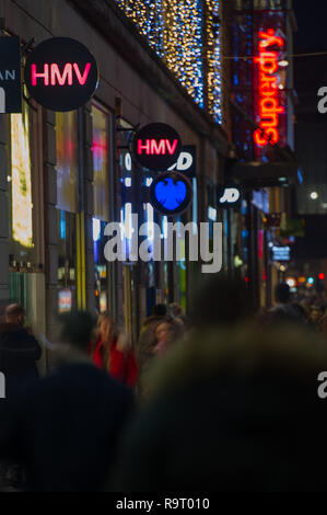 Glasgow, UK. 28. Dezember 2018. "Ein anderer beißt den Staub". Es ist ironisch, dass Einzelhandelskette HMV verwendet Queens Nr.1-Hit in den massiven Zahlen zu verkaufen. Jetzt die Gezeiten haben gedreht und die Schrift an der Wand, wie bestätigt wurde, HMV ist in Administratoren nach durch "zerschlagen werden extrem schwach" das Weihnachtsgeschäft auf der High Street und ein Einbruch der Nachfrage für CDs und DVDs. Dadurch wird das zweite Mal in sechs Jahren, dass die einzelhandelskette hat in Administratoren setzen fast 2200 Arbeitsplätze in Gefahr. HMV Argyle Street, Glasgow. Credit: Colin Fisher/Alamy leben Nachrichten Stockfoto