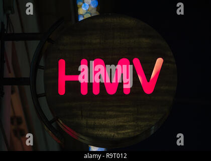 Glasgow, UK. 28. Dezember 2018. "Ein anderer beißt den Staub". Es ist ironisch, dass Einzelhandelskette HMV verwendet Queens Nr.1-Hit in den massiven Zahlen zu verkaufen. Jetzt die Gezeiten haben gedreht und die Schrift an der Wand, wie bestätigt wurde, HMV ist in Administratoren nach durch "zerschlagen werden extrem schwach" das Weihnachtsgeschäft auf der High Street und ein Einbruch der Nachfrage für CDs und DVDs. Dadurch wird das zweite Mal in sechs Jahren, dass die einzelhandelskette hat in Administratoren setzen fast 2200 Arbeitsplätze in Gefahr. HMV Argyle Street, Glasgow. Credit: Colin Fisher/Alamy leben Nachrichten Stockfoto