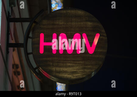 Glasgow, UK. 28. Dezember 2018. "Ein anderer beißt den Staub". Es ist ironisch, dass Einzelhandelskette HMV verwendet Queens Nr.1-Hit in den massiven Zahlen zu verkaufen. Jetzt die Gezeiten haben gedreht und die Schrift an der Wand, wie bestätigt wurde, HMV ist in Administratoren nach durch "zerschlagen werden extrem schwach" das Weihnachtsgeschäft auf der High Street und ein Einbruch der Nachfrage für CDs und DVDs. Dadurch wird das zweite Mal in sechs Jahren, dass die einzelhandelskette hat in Administratoren setzen fast 2200 Arbeitsplätze in Gefahr. HMV Argyle Street, Glasgow. Credit: Colin Fisher/Alamy leben Nachrichten Stockfoto