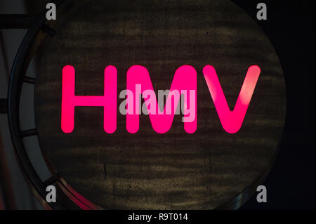 Glasgow, UK. 28. Dezember 2018. "Ein anderer beißt den Staub". Es ist ironisch, dass Einzelhandelskette HMV verwendet Queens Nr.1-Hit in den massiven Zahlen zu verkaufen. Jetzt die Gezeiten haben gedreht und die Schrift an der Wand, wie bestätigt wurde, HMV ist in Administratoren nach durch "zerschlagen werden extrem schwach" das Weihnachtsgeschäft auf der High Street und ein Einbruch der Nachfrage für CDs und DVDs. Dadurch wird das zweite Mal in sechs Jahren, dass die einzelhandelskette hat in Administratoren setzen fast 2200 Arbeitsplätze in Gefahr. HMV Argyle Street, Glasgow. Credit: Colin Fisher/Alamy leben Nachrichten Stockfoto