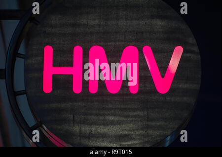 Glasgow, UK. 28. Dezember 2018. "Ein anderer beißt den Staub". Es ist ironisch, dass Einzelhandelskette HMV verwendet Queens Nr.1-Hit in den massiven Zahlen zu verkaufen. Jetzt die Gezeiten haben gedreht und die Schrift an der Wand, wie bestätigt wurde, HMV ist in Administratoren nach durch "zerschlagen werden extrem schwach" das Weihnachtsgeschäft auf der High Street und ein Einbruch der Nachfrage für CDs und DVDs. Dadurch wird das zweite Mal in sechs Jahren, dass die einzelhandelskette hat in Administratoren setzen fast 2200 Arbeitsplätze in Gefahr. HMV Argyle Street, Glasgow. Credit: Colin Fisher/Alamy leben Nachrichten Stockfoto