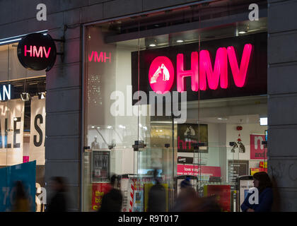 Glasgow, UK. 28. Dezember 2018. "Ein anderer beißt den Staub". Es ist ironisch, dass Einzelhandelskette HMV verwendet Queens Nr.1-Hit in den massiven Zahlen zu verkaufen. Jetzt die Gezeiten haben gedreht und die Schrift an der Wand, wie bestätigt wurde, HMV ist in Administratoren nach durch "zerschlagen werden extrem schwach" das Weihnachtsgeschäft auf der High Street und ein Einbruch der Nachfrage für CDs und DVDs. Dadurch wird das zweite Mal in sechs Jahren, dass die einzelhandelskette hat in Administratoren setzen fast 2200 Arbeitsplätze in Gefahr. HMV Argyle Street, Glasgow. Credit: Colin Fisher/Alamy leben Nachrichten Stockfoto