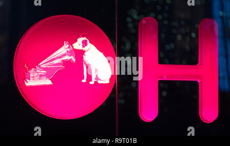 Glasgow, UK. 28. Dezember 2018. "Ein anderer beißt den Staub". Es ist ironisch, dass Einzelhandelskette HMV verwendet Queens Nr.1-Hit in den massiven Zahlen zu verkaufen. Jetzt die Gezeiten haben gedreht und die Schrift an der Wand, wie bestätigt wurde, HMV ist in Administratoren nach durch "zerschlagen werden extrem schwach" das Weihnachtsgeschäft auf der High Street und ein Einbruch der Nachfrage für CDs und DVDs. Dadurch wird das zweite Mal in sechs Jahren, dass die einzelhandelskette hat in Administratoren setzen fast 2200 Arbeitsplätze in Gefahr. HMV Argyle Street, Glasgow. Credit: Colin Fisher/Alamy leben Nachrichten Stockfoto