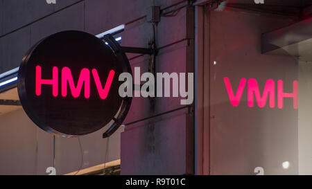 Glasgow, UK. 28. Dezember 2018. "Ein anderer beißt den Staub". Es ist ironisch, dass Einzelhandelskette HMV verwendet Queens Nr.1-Hit in den massiven Zahlen zu verkaufen. Jetzt die Gezeiten haben gedreht und die Schrift an der Wand, wie bestätigt wurde, HMV ist in Administratoren nach durch "zerschlagen werden extrem schwach" das Weihnachtsgeschäft auf der High Street und ein Einbruch der Nachfrage für CDs und DVDs. Dadurch wird das zweite Mal in sechs Jahren, dass die einzelhandelskette hat in Administratoren setzen fast 2200 Arbeitsplätze in Gefahr. HMV Argyle Street, Glasgow. Credit: Colin Fisher/Alamy leben Nachrichten Stockfoto