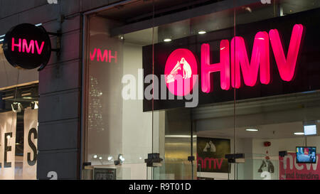 Glasgow, UK. 28. Dezember 2018. "Ein anderer beißt den Staub". Es ist ironisch, dass Einzelhandelskette HMV verwendet Queens Nr.1-Hit in den massiven Zahlen zu verkaufen. Jetzt die Gezeiten haben gedreht und die Schrift an der Wand, wie bestätigt wurde, HMV ist in Administratoren nach durch "zerschlagen werden extrem schwach" das Weihnachtsgeschäft auf der High Street und ein Einbruch der Nachfrage für CDs und DVDs. Dadurch wird das zweite Mal in sechs Jahren, dass die einzelhandelskette hat in Administratoren setzen fast 2200 Arbeitsplätze in Gefahr. HMV Argyle Street, Glasgow. Credit: Colin Fisher/Alamy leben Nachrichten Stockfoto
