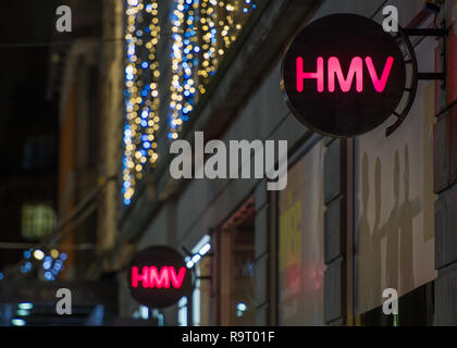 Glasgow, UK. 28. Dezember 2018. "Ein anderer beißt den Staub". Es ist ironisch, dass Einzelhandelskette HMV verwendet Queens Nr.1-Hit in den massiven Zahlen zu verkaufen. Jetzt die Gezeiten haben gedreht und die Schrift an der Wand, wie bestätigt wurde, HMV ist in Administratoren nach durch "zerschlagen werden extrem schwach" das Weihnachtsgeschäft auf der High Street und ein Einbruch der Nachfrage für CDs und DVDs. Dadurch wird das zweite Mal in sechs Jahren, dass die einzelhandelskette hat in Administratoren setzen fast 2200 Arbeitsplätze in Gefahr. HMV Argyle Street, Glasgow. Credit: Colin Fisher/Alamy leben Nachrichten Stockfoto