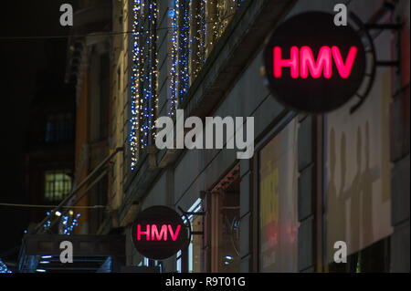 Glasgow, UK. 28. Dezember 2018. "Ein anderer beißt den Staub". Es ist ironisch, dass Einzelhandelskette HMV verwendet Queens Nr.1-Hit in den massiven Zahlen zu verkaufen. Jetzt die Gezeiten haben gedreht und die Schrift an der Wand, wie bestätigt wurde, HMV ist in Administratoren nach durch "zerschlagen werden extrem schwach" das Weihnachtsgeschäft auf der High Street und ein Einbruch der Nachfrage für CDs und DVDs. Dadurch wird das zweite Mal in sechs Jahren, dass die einzelhandelskette hat in Administratoren setzen fast 2200 Arbeitsplätze in Gefahr. HMV Argyle Street, Glasgow. Credit: Colin Fisher/Alamy leben Nachrichten Stockfoto