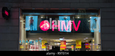 Glasgow, UK. 28. Dezember 2018. "Ein anderer beißt den Staub". Es ist ironisch, dass Einzelhandelskette HMV verwendet Queens Nr.1-Hit in den massiven Zahlen zu verkaufen. Jetzt die Gezeiten haben gedreht und die Schrift an der Wand, wie bestätigt wurde, HMV ist in Administratoren nach durch "zerschlagen werden extrem schwach" das Weihnachtsgeschäft auf der High Street und ein Einbruch der Nachfrage für CDs und DVDs. Dadurch wird das zweite Mal in sechs Jahren, dass die einzelhandelskette hat in Administratoren setzen fast 2200 Arbeitsplätze in Gefahr. HMV Argyle Street, Glasgow. Credit: Colin Fisher/Alamy leben Nachrichten Stockfoto