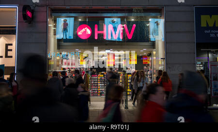 Glasgow, UK. 28. Dezember 2018. "Ein anderer beißt den Staub". Es ist ironisch, dass Einzelhandelskette HMV verwendet Queens Nr.1-Hit in den massiven Zahlen zu verkaufen. Jetzt die Gezeiten haben gedreht und die Schrift an der Wand, wie bestätigt wurde, HMV ist in Administratoren nach durch "zerschlagen werden extrem schwach" das Weihnachtsgeschäft auf der High Street und ein Einbruch der Nachfrage für CDs und DVDs. Dadurch wird das zweite Mal in sechs Jahren, dass die einzelhandelskette hat in Administratoren setzen fast 2200 Arbeitsplätze in Gefahr. HMV Argyle Street, Glasgow. Credit: Colin Fisher/Alamy leben Nachrichten Stockfoto