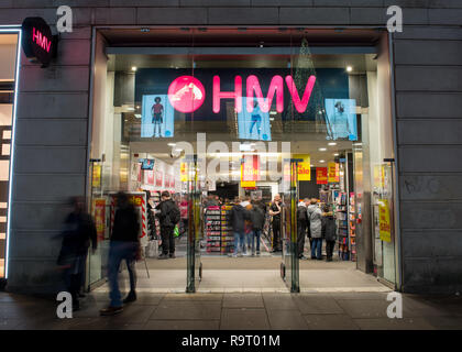 Glasgow, UK. 28. Dezember 2018. "Ein anderer beißt den Staub". Es ist ironisch, dass Einzelhandelskette HMV verwendet Queens Nr.1-Hit in den massiven Zahlen zu verkaufen. Jetzt die Gezeiten haben gedreht und die Schrift an der Wand, wie bestätigt wurde, HMV ist in Administratoren nach durch "zerschlagen werden extrem schwach" das Weihnachtsgeschäft auf der High Street und ein Einbruch der Nachfrage für CDs und DVDs. Dadurch wird das zweite Mal in sechs Jahren, dass die einzelhandelskette hat in Administratoren setzen fast 2200 Arbeitsplätze in Gefahr. HMV Argyle Street, Glasgow. Credit: Colin Fisher/Alamy leben Nachrichten Stockfoto