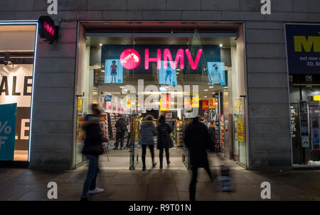 Glasgow, UK. 28. Dezember 2018. "Ein anderer beißt den Staub". Es ist ironisch, dass Einzelhandelskette HMV verwendet Queens Nr.1-Hit in den massiven Zahlen zu verkaufen. Jetzt die Gezeiten haben gedreht und die Schrift an der Wand, wie bestätigt wurde, HMV ist in Administratoren nach durch "zerschlagen werden extrem schwach" das Weihnachtsgeschäft auf der High Street und ein Einbruch der Nachfrage für CDs und DVDs. Dadurch wird das zweite Mal in sechs Jahren, dass die einzelhandelskette hat in Administratoren setzen fast 2200 Arbeitsplätze in Gefahr. HMV Argyle Street, Glasgow. Credit: Colin Fisher/Alamy leben Nachrichten Stockfoto