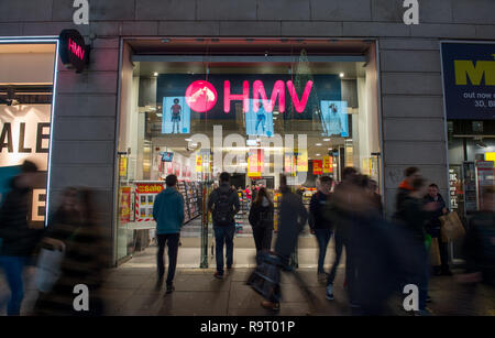 Glasgow, UK. 28. Dezember 2018. "Ein anderer beißt den Staub". Es ist ironisch, dass Einzelhandelskette HMV verwendet Queens Nr.1-Hit in den massiven Zahlen zu verkaufen. Jetzt die Gezeiten haben gedreht und die Schrift an der Wand, wie bestätigt wurde, HMV ist in Administratoren nach durch "zerschlagen werden extrem schwach" das Weihnachtsgeschäft auf der High Street und ein Einbruch der Nachfrage für CDs und DVDs. Dadurch wird das zweite Mal in sechs Jahren, dass die einzelhandelskette hat in Administratoren setzen fast 2200 Arbeitsplätze in Gefahr. HMV Argyle Street, Glasgow. Credit: Colin Fisher/Alamy leben Nachrichten Stockfoto