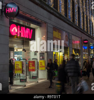 Glasgow, UK. 28. Dezember 2018. "Ein anderer beißt den Staub". Es ist ironisch, dass Einzelhandelskette HMV verwendet Queens Nr.1-Hit in den massiven Zahlen zu verkaufen. Jetzt die Gezeiten haben gedreht und die Schrift an der Wand, wie bestätigt wurde, HMV ist in Administratoren nach durch "zerschlagen werden extrem schwach" das Weihnachtsgeschäft auf der High Street und ein Einbruch der Nachfrage für CDs und DVDs. Dadurch wird das zweite Mal in sechs Jahren, dass die einzelhandelskette hat in Administratoren setzen fast 2200 Arbeitsplätze in Gefahr. HMV Argyle Street, Glasgow. Credit: Colin Fisher/Alamy leben Nachrichten Stockfoto