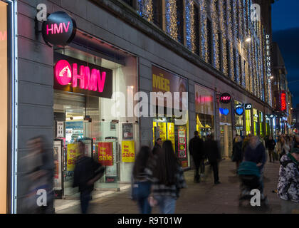 Glasgow, UK. 28. Dezember 2018. "Ein anderer beißt den Staub". Es ist ironisch, dass Einzelhandelskette HMV verwendet Queens Nr.1-Hit in den massiven Zahlen zu verkaufen. Jetzt die Gezeiten haben gedreht und die Schrift an der Wand, wie bestätigt wurde, HMV ist in Administratoren nach durch "zerschlagen werden extrem schwach" das Weihnachtsgeschäft auf der High Street und ein Einbruch der Nachfrage für CDs und DVDs. Dadurch wird das zweite Mal in sechs Jahren, dass die einzelhandelskette hat in Administratoren setzen fast 2200 Arbeitsplätze in Gefahr. HMV Argyle Street, Glasgow. Credit: Colin Fisher/Alamy leben Nachrichten Stockfoto