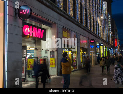 Glasgow, UK. 28. Dezember 2018. "Ein anderer beißt den Staub". Es ist ironisch, dass Einzelhandelskette HMV verwendet Queens Nr.1-Hit in den massiven Zahlen zu verkaufen. Jetzt die Gezeiten haben gedreht und die Schrift an der Wand, wie bestätigt wurde, HMV ist in Administratoren nach durch "zerschlagen werden extrem schwach" das Weihnachtsgeschäft auf der High Street und ein Einbruch der Nachfrage für CDs und DVDs. Dadurch wird das zweite Mal in sechs Jahren, dass die einzelhandelskette hat in Administratoren setzen fast 2200 Arbeitsplätze in Gefahr. HMV Argyle Street, Glasgow. Credit: Colin Fisher/Alamy leben Nachrichten Stockfoto