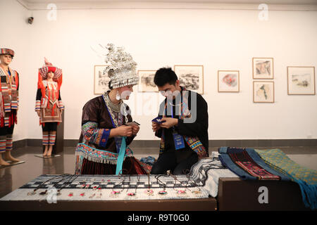 Hanoi, Vietnam. 28 Dez, 2018. Chinesische Künstler präsentieren Kunsthandwerk während einer chinesischen Malerei Ausstellung und China-Vietnam traditionelle Kultur Austausch an der Vietnam Museum der Schönen Künste in Hanoi, Vietnam, Dez. 28, 2018. Dutzende von chinesischen und vietnamesischen Künstlern hier am Freitag versammelten Gemälde unter dem Motto "draw Lotus" und Diskutieren fine art - Verwandte Themen nach der Teilnahme an der Eröffnung der Ausstellung. Credit: Wang Di/Xinhua/Alamy leben Nachrichten Stockfoto