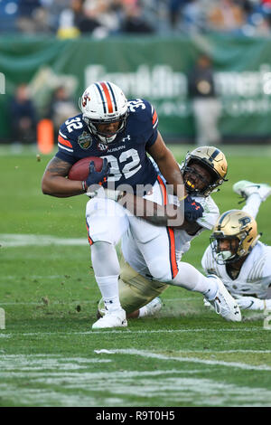 Nashville. 28 Dez, 2018. Auburn Tiger zurück laufen Malik Miller (32) mit der Kugel läuft während des Spiels zwischen der Purdue Kesselschmiede und die Auburn Tiger in der Franklin American Mortgage Music City Bowl bei Nissan Stadion in Nashville. TN. Thomas McEwen/CSM/Alamy leben Nachrichten Stockfoto