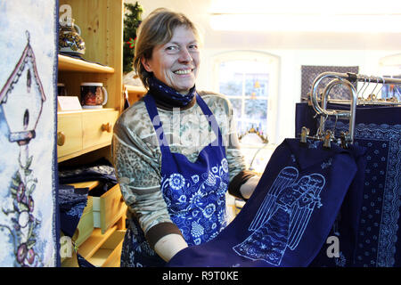 Pulsnitz, Deutschland. 11 Dez, 2018. Der blaue Farbstoff Cordula Reppe zeigt Decken mit weihnachtlichen Motiven in ihren blauen Druckerei. Es gibt nur zwölf Blue Print Shops in Deutschland. In einer der ältesten Manufakturen in Pulsnitz, Sachsen, Cordula Reppe versucht, Handwerk neue Impulse zu geben - mit jungen Designern und immateriellem Kulturerbe der Unesco. (Dpa' im Bann der Blauen Wunder" vom 29.12.2018) Credit: Miriam Schönbach/dpa-Zentralbild/dpa/Alamy leben Nachrichten Stockfoto