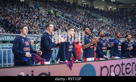 Athen, Griechenland. 28 Dez, 2018. Spieler von CSKA Moskau auf der Bank reagieren während der Euroleague basketball Match zwischen Panathinaikos BC und CSKA Moskau im Olympic indoor Hall. Credit: Ioannis Alexopoulos/SOPA Images/ZUMA Draht/Alamy leben Nachrichten Stockfoto