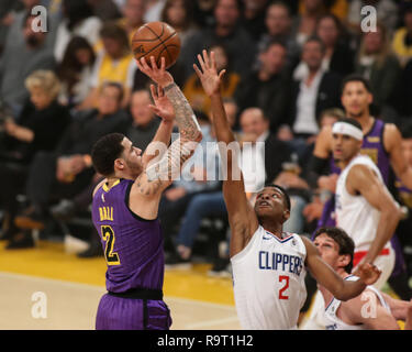 Los Angeles, CA, USA. 28 Dez, 2018. Los Angeles Lakers guard Lonzo Ball #2 Während die Los Angeles Clippers vs Los Angeles Lakers an Staples Center am 28. Dezember 2018. (Foto durch Jevone Moore) Credit: Csm/Alamy leben Nachrichten Stockfoto