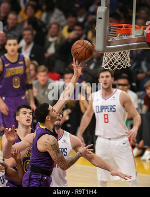 Los Angeles, CA, USA. 28 Dez, 2018. Los Angeles Lakers guard Lonzo Ball #2 Während die Los Angeles Clippers vs Los Angeles Lakers an Staples Center am 28. Dezember 2018. (Foto durch Jevone Moore) Credit: Csm/Alamy leben Nachrichten Stockfoto