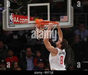 Los Angeles, CA, USA. 28 Dez, 2018. LA Clippers vorwärts Danilo Gallinari #8 dunking während der Los Angeles Clippers vs Los Angeles Lakers an Staples Center am 28. Dezember 2018. (Foto durch Jevone Moore) Credit: Csm/Alamy leben Nachrichten Stockfoto