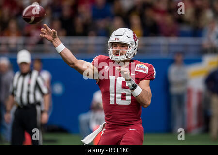 San Antonio, TX, USA. 28 Dez, 2018. Die Washington State Cougars quarterback Gardner Minshew (16) wirft einen Pass im 1. Quartal die Alamo Schüssel NCAA Football Spiel zwischen der Iowa State Wirbelstürme und die Washington State Cougars im Alamodome in San Antonio, TX. Staat Washington gewann das Spiel vom 28. bis 26. Trask Smith/CSM/Alamy Live News Credit: Cal Sport Media/Alamy leben Nachrichten Stockfoto