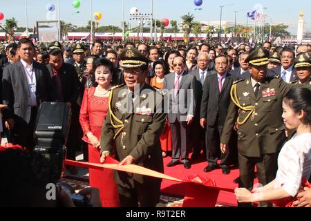 Phnom Penh, Kambodscha. 29 Dez, 2018. Kambodschanischen Premierminister Samdech Hun Sen Techo (vorne) schneidet ein Band der Win-Win-Denkmal während einer Veranstaltung anlässlich des 20. Jahrestages zum Ende des Bürgerkriegs in Phnom Penh, Kambodscha, am Dez. 29, 2018 zu eröffnen. Kambodscha am Samstag an den 20. Jahrestag der Beendigung des Bürgerkriegs und schwört, alle notwendigen Mittel zu verwenden, um weiteren Schutz des Landes hart verdienten Frieden. Credit: Sovannara/Xinhua/Alamy leben Nachrichten Stockfoto