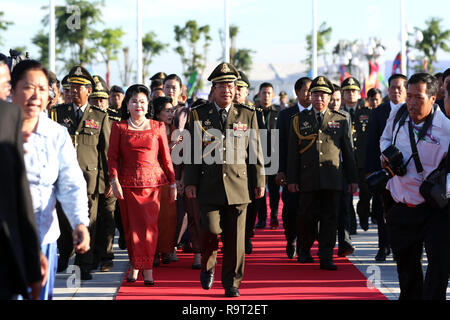 Phnom Penh, Kambodscha. 29 Dez, 2018. Techo kambodschanischen Premierminister Samdech Hun Sen (C, vorne) nimmt an einer Veranstaltung anlässlich des 20. Jahrestages zum Ende des Bürgerkriegs in Phnom Penh, Kambodscha, am 04.12.29., 2018. Kambodscha am Samstag an den 20. Jahrestag der Beendigung des Bürgerkriegs und schwört, alle notwendigen Mittel zu verwenden, um weiteren Schutz des Landes hart verdienten Frieden. Credit: Sovannara/Xinhua/Alamy leben Nachrichten Stockfoto