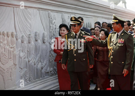 Phnom Penh, Kambodscha. 29 Dez, 2018. Kambodschanischen Premierminister Samdech Hun Sen Techo (L, Vorderseite) Ansichten der Win-Win-Denkmal während einer Veranstaltung anlässlich des 20. Jahrestages zum Ende des Bürgerkriegs in Phnom Penh, Kambodscha, am 04.12.29., 2018. Kambodscha am Samstag an den 20. Jahrestag der Beendigung des Bürgerkriegs und schwört, alle notwendigen Mittel zu verwenden, um weiteren Schutz des Landes hart verdienten Frieden. Credit: Sovannara/Xinhua/Alamy leben Nachrichten Stockfoto