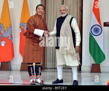 New Delhi, Indien. 28 Dez, 2018. Indische Ministerpräsident Narendra Modi (R) trifft sich mit der Bhutan Premierminister Lotay Tshering in Neu Delhi, Indien, Dez. 28, 2018. Credit: Partha Sarkar/Xinhua/Alamy leben Nachrichten Stockfoto