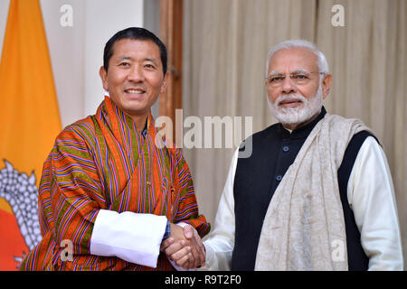 New Delhi, Indien. 28 Dez, 2018. Indische Ministerpräsident Narendra Modi (R) trifft sich mit der Bhutan Premierminister Lotay Tshering in Neu Delhi, Indien, Dez. 28, 2018. Credit: Partha Sarkar/Xinhua/Alamy leben Nachrichten Stockfoto