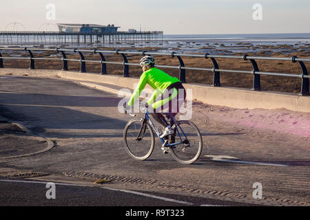 Southport, Merseyside. Dezember 2018. Wetter in Großbritannien. Männlicher Radfahrer Reiten Ribble Sport Rennrad unter leichten Übung auf der Strandpromenade. Quelle: MediaWorldImages/AlamyLiveNews. Stockfoto