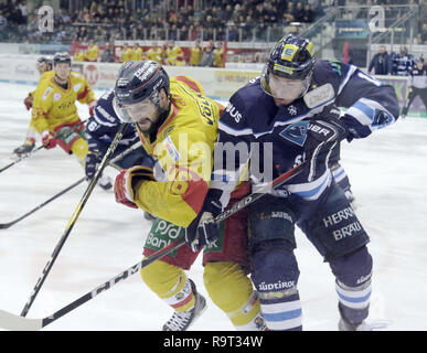 Ingolstadt, Bayern, Deutschland. Dez, 2018 28. von links Kevin MARSHALL (Duesseldort/CAN), Patrick CANONE (Ingolstadt/US), die Deutsche Eishockey Liga DEL, Spieltag 33, ERC Ingolstadt vs Düsseldorfer EG, Ingolstadt, Saturn Arena, Dec 28, 2018, Quelle: Wolfgang Fehrmann/ZUMA Draht/Alamy leben Nachrichten Stockfoto