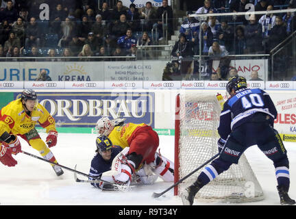 Ingolstadt, Bayern, Deutschland. 28 Dez, 2018. 1:0 Für Ingolstadt, von links Bernhard EBNER (Düsseldorf), Tyler KELLEHER (Ingolstadt/US), Mathias NIEDERBERGER (Düsseldorf), Darin OLVER (Ingolstadt/CAN), die Deutsche Eishockey Liga DEL, Spieltag 33, ERC Ingolstadt vs Düsseldorfer EG, Ingolstadt, Saturn Arena, Dec 28, 2018, Quelle: Wolfgang Fehrmann/ZUMA Draht/Alamy leben Nachrichten Stockfoto