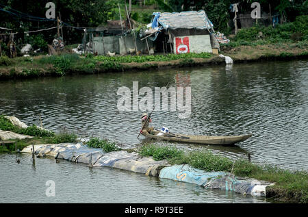 06. Dezember 2018, China, Kanton (Guangzhou): Ein Mitarbeiter einer Fischzucht ist auf einer Bootsfahrt auf den Fischteichen. Foto: Britta Pedersen/dpa-Zentralbild/ZB Stockfoto