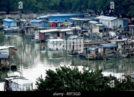 06. Dezember 2018, China, Kanton (Guangzhou): Ein kleiner Hafen mit Booten. Foto: Britta Pedersen/dpa-Zentralbild/ZB Stockfoto