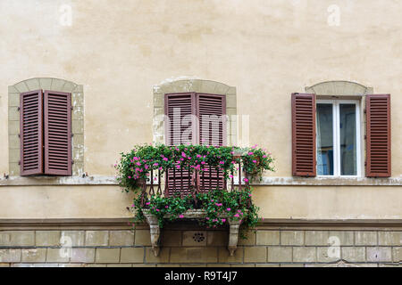 Traditionelle Fenster und Balkon mit Fensterläden aus Holz von alten Haus in Siena. Italien Stockfoto