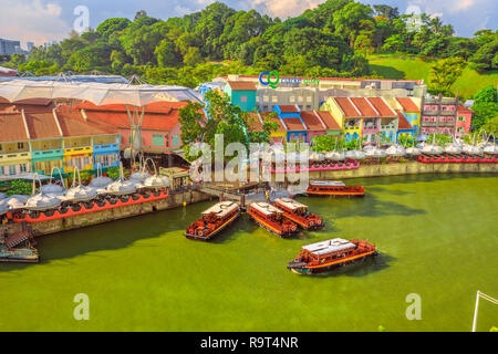 Singapur - 5. Mai 2018: Luftaufnahme von Clarke Quay und Riverside in Singapur, Südostasien. Waterfront Skyline mit Bootsfahrt auf dem Singapore River in einem blauen Himmel und sonnigen Tag. Stockfoto