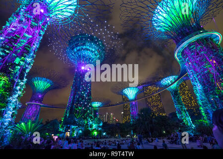 Singapur - April 30, 2018: Lila, Blau und Grün Beleuchtung bei Licht und Ton zeigt auf Supertree Grove mit Skyway in Gärten durch die Bucht. Menschen genießen Sie die beliebte Touristenattraktion. Stockfoto