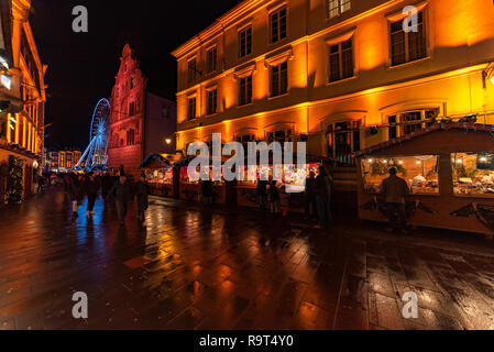 MULHOUSE, 28. Dezember 2017 - Weihnachtsmarkt in der Nacht vor der Kathedrale, Frankreich Stockfoto