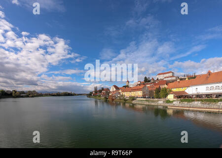 Ptuj, die älteste Stadt in Slowenien, mittelalterlichen Burg mit Blick auf die Häuser und Fluss, Tourismus und Reisen in Europa Stockfoto