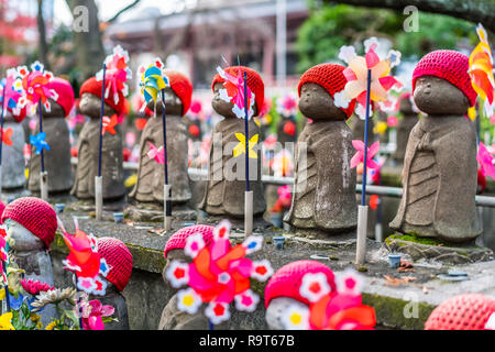 Asien traditionelle Kultur Konzept - Statuen der ungeborenen Kinder in Zojoji Tempel, Tokio, Japan Stockfoto