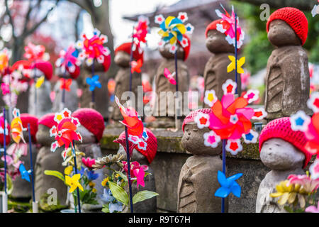 Asien traditionelle Kultur Konzept - Statuen der ungeborenen Kinder in Zojoji Tempel, Tokio, Japan Stockfoto